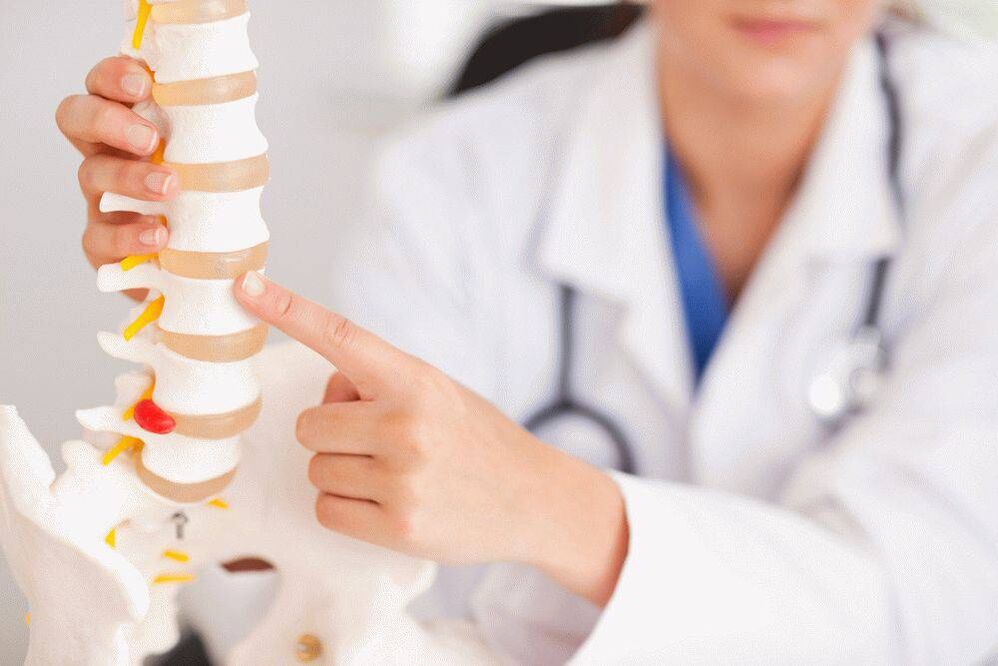 El médico sobre la osteocondrosis y su prevención. 