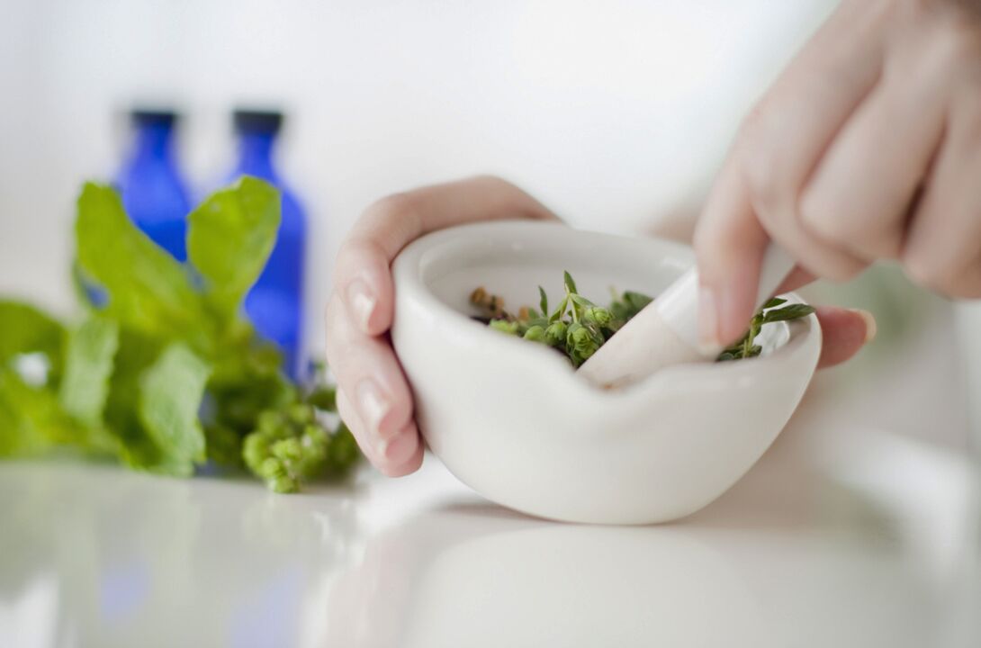 Tratamiento tradicional del dolor articular con hierbas medicinales. 